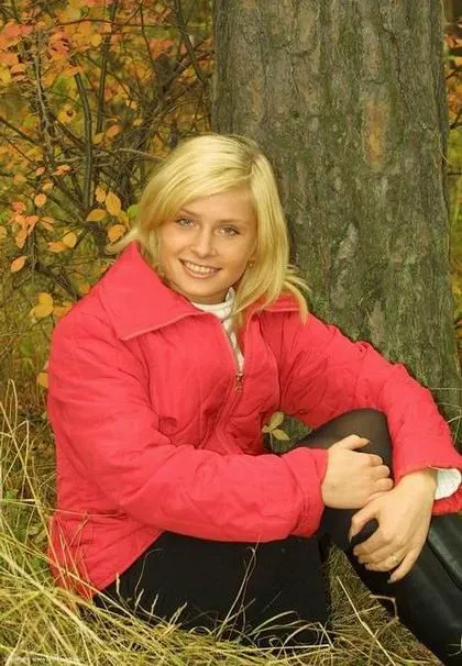 Гола дівчина влаштувала фотосесію восени в парку