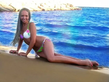 Дівчина з дредами на пляжі фотосесія біля води
