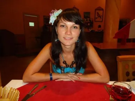 Дружина влітку у відвертих купальниках