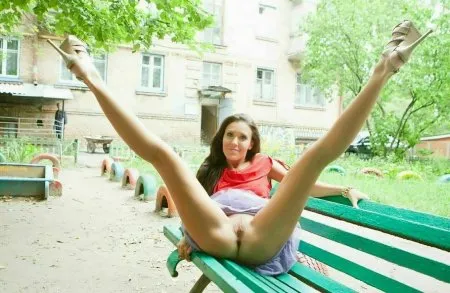 Добірка публічних оголень дівчат без білизни 18+
