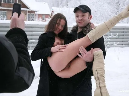 Що робила гола брюнетка по дорозі до бабці фото