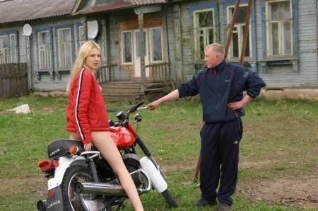 Як розкута Катя шокувала село голяка на моцику фото