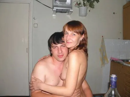 Гола дружина та її соковитий мінет злиті кадри 18+