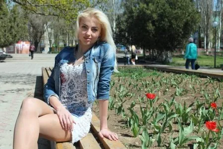 Соковиті форми аматорки в купальнику фотозвіт