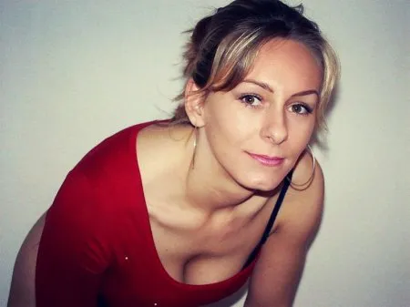 Гаряча зріла жінка роздягається до панчіх ретро фото
