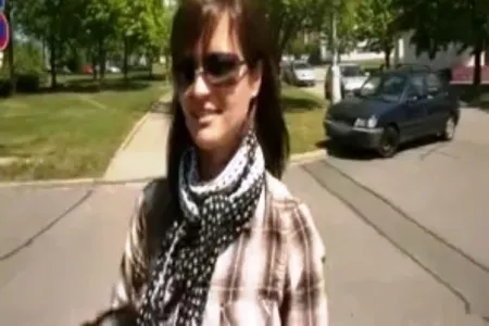 Довгокоса мала оголила величезні груди в гостях у незнайомця