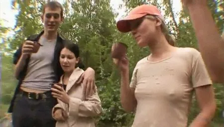 Групповое соитие с шлюхастыми девками в лесу