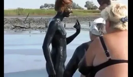 Голая туристка на Керченском пляже в лечебной грязи