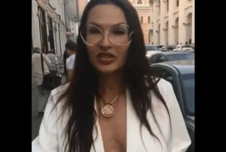 Актриса Эвелина Бледанс без белья с глубоким декольте