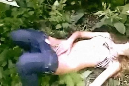Заснял бьющуюся в экстазе девку в кустах на телефон