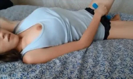 Ліцеїстка зняла соло відео з вібратором гарячий оргазм