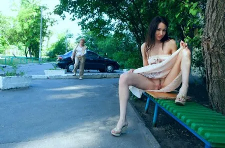 Девушка без трусов прогуливается по Киеву и показывает киску