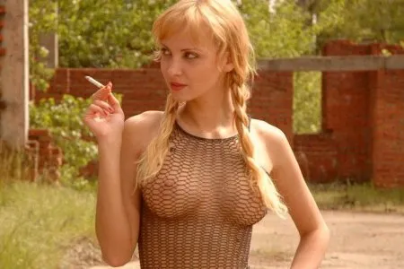 Прораб Марина без лифчика в сетчатой футболке на стройке