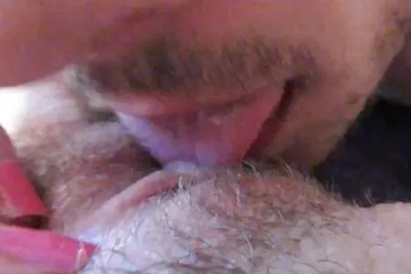 Лижет пизду соседке Гале видео
