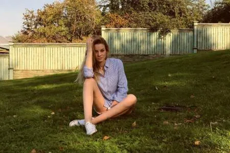Женечка любит фоткатся голой в общественных местах и грубый секс