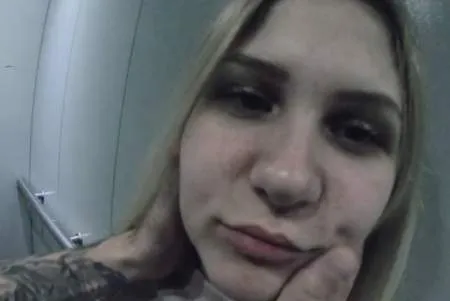 Молодая шлюшка позволила кончить себе на лицо