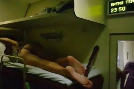 Наблюдает как жена дрочит на соседней полке в поезде